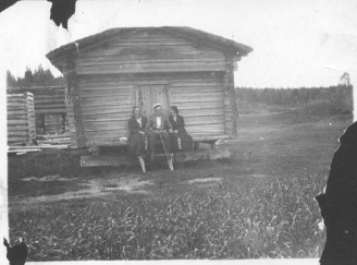 Vuorijärven aitan portailla 1920-luvulla, metsänhoitaja Seppälä ja Olga Lahtinen