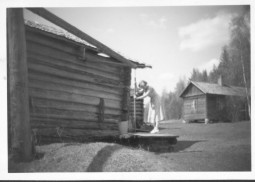 Vuoden 1957 kuva, jossa kärryvaja, kaivo ja kesäasunto